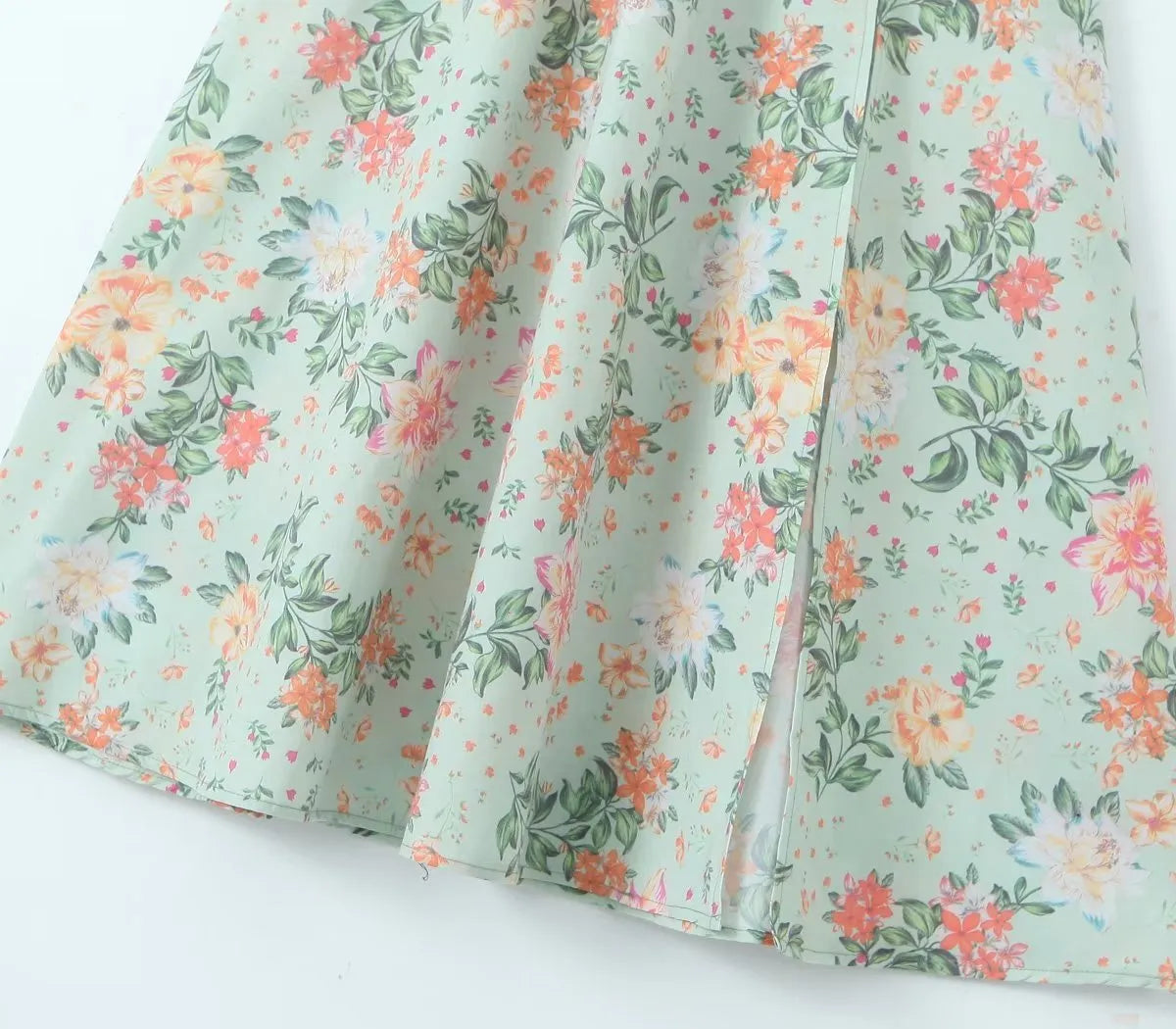 Abito con cinturino floreale da donna.