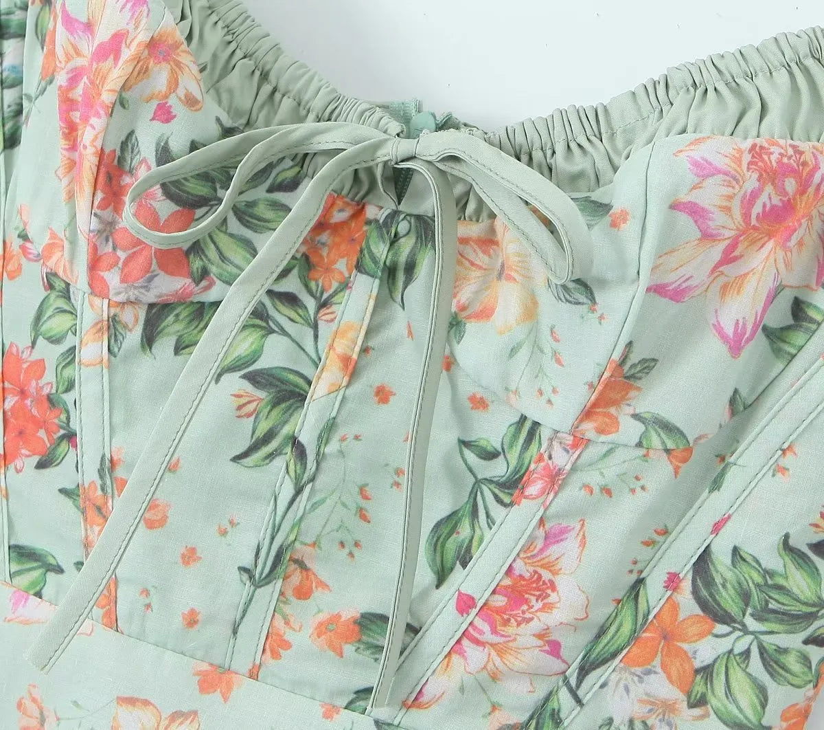 Abito con cinturino floreale da donna.