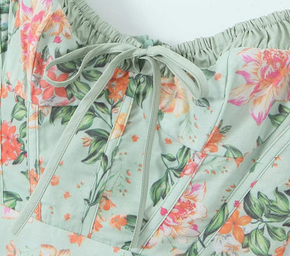 Abito con cinturino floreale da donna.