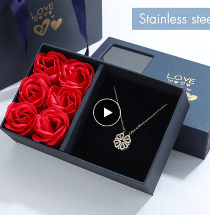 Caja de Regalo Rosa con Collares de Trébol de Cuatro Hojas y Corazón
