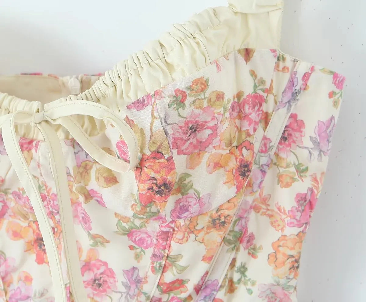 Abito con cinturino floreale da donna.